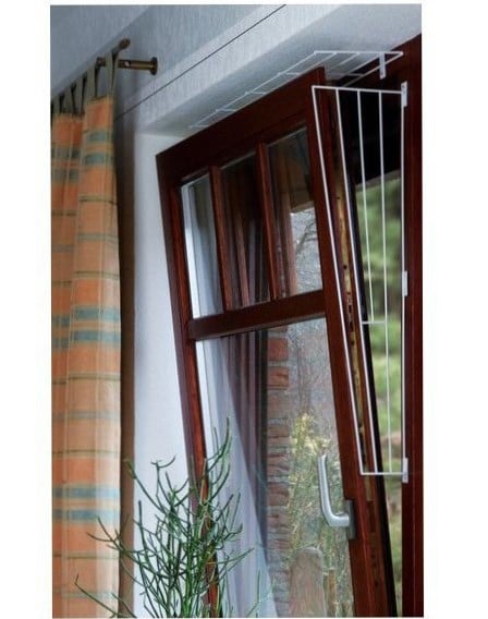 Tak wygląda okno po zamontowaniu ochronnych kratek