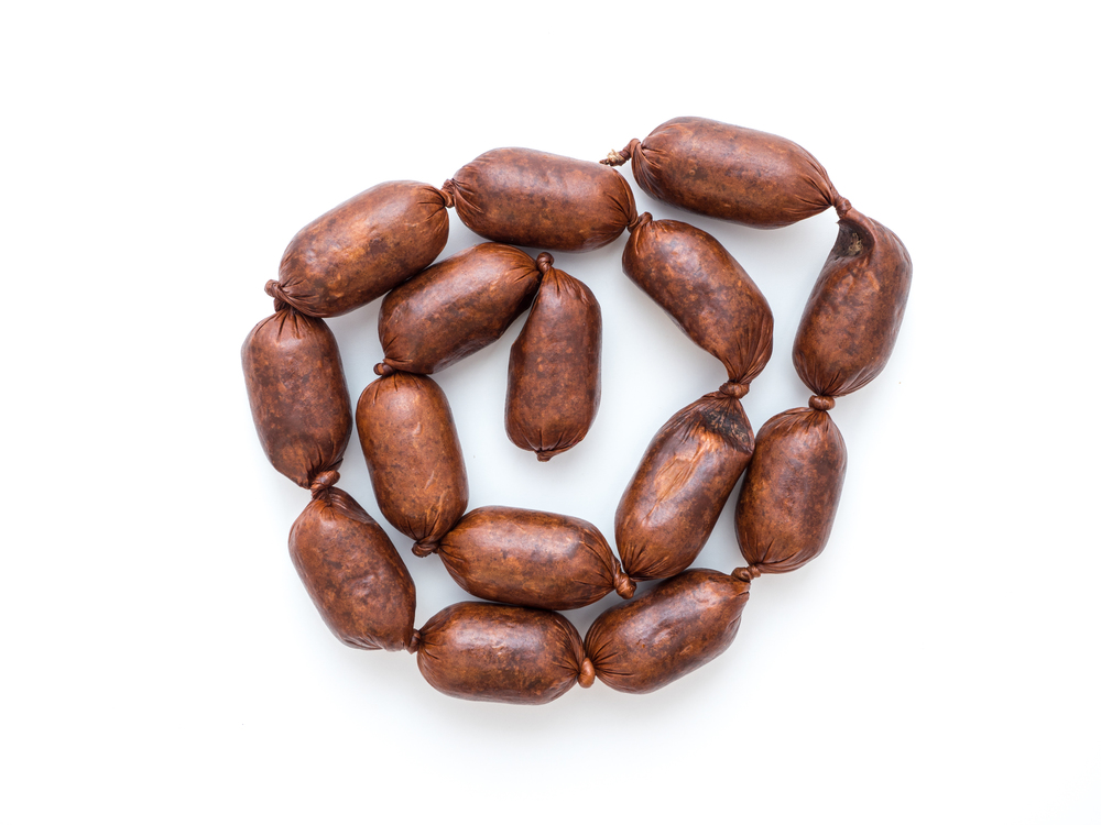 Suszone kiełbaski jako przysmak dla psa. Przekąski z mięsem dla psów są zdrową formą nagradzania i rozpieszczania psa