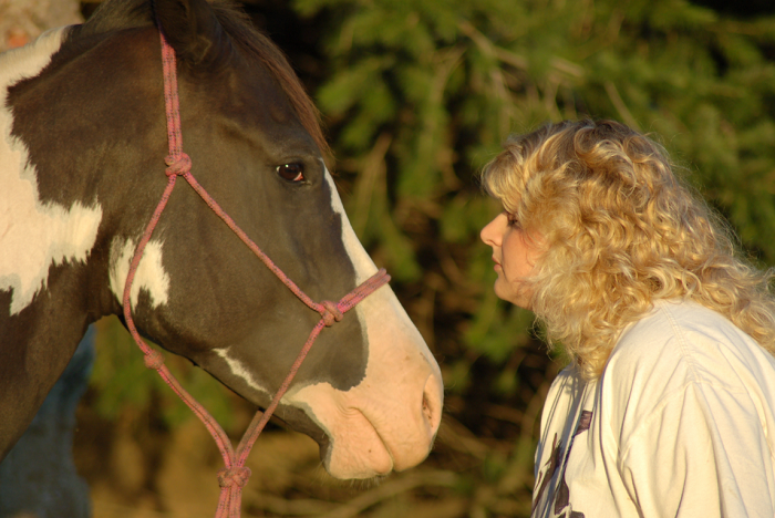 Behawiorysta koni z koniem.