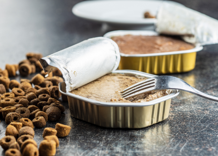 Ile karmy podawać psu i kotu?