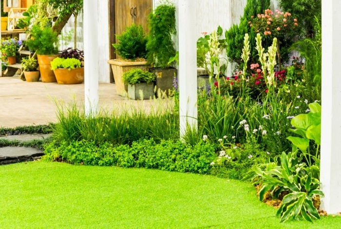 Jak urządzić ogród przed wejściem do domu?