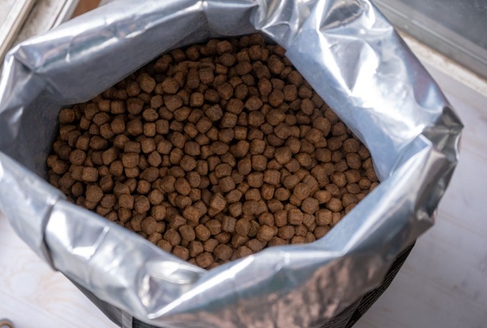 Sucha karma dla psa.