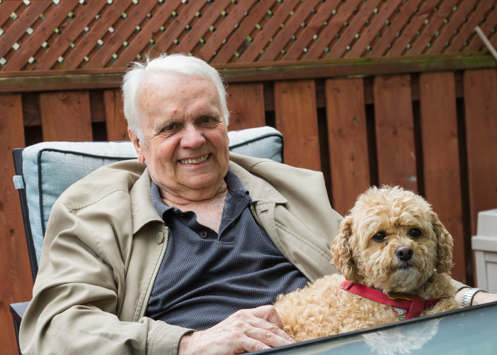 Senior wypoczywa z psem.